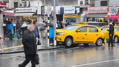 İzmir’in Konak ilçesi Çankaya ışıkları önünde, bir ticari aracın Engelsiz