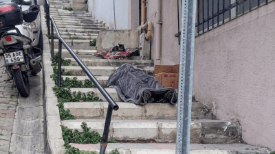 İzmir’in Konak ilçesi, Kılıç Reis Mahallesi 340 Sokak’ta günlerdir sokakta