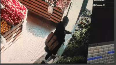 İzmir’de meydana gelen akıl almaz market hırsızlığı olayı, güvenlik kameralarına