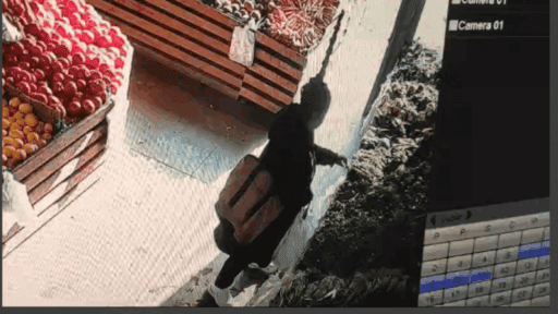 İzmir’de meydana gelen akıl almaz market hırsızlığı olayı, güvenlik kameralarına