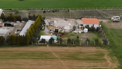 Menderes’teki hobi bahçelerinin yıkım işlemleri devam ediyor. Yıkımların, Menderes Belediyesi