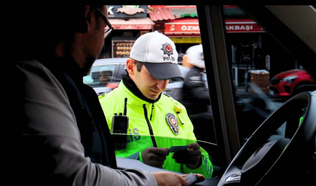 İzmir Emniyet Genel Müdürlüğü Trafik Birimleri Ekipleri, İzmir’de öğrenci servisi