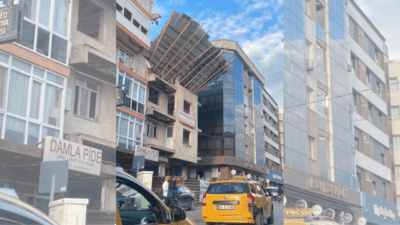 İzmir’in Karabağlar ilçesinde, Eski İzmir bölgesinde bulunan bir binanın çatısındaki