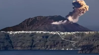Yunan basınına açıklamalarda bulunan Papadimitriu, volkanik etkinliğin bölgedeki yer deformasyonuyla