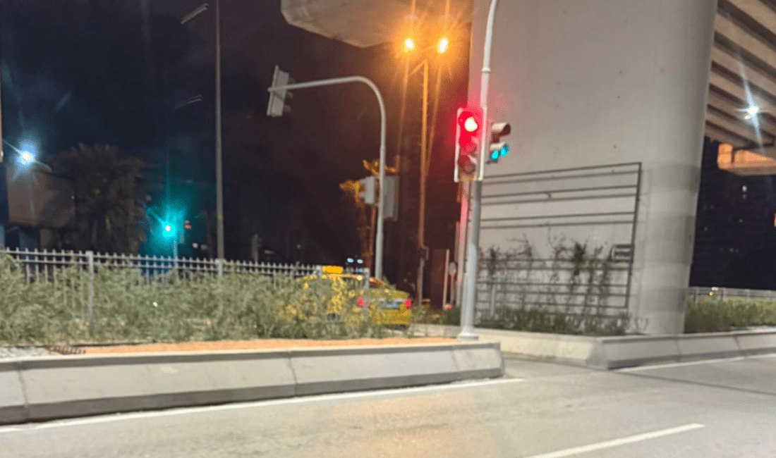 İzmir’de taksi sürücüsü yaya yolunda! İzmir Otogar yönünde ilerleyen bir taksi sürücüsü, kuralları hiçe sayarak