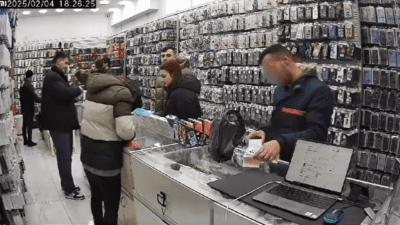 İzmir‘in Konak ilçesi, Çankaya semtinde bulunan bir telefon dükkanında, sahte