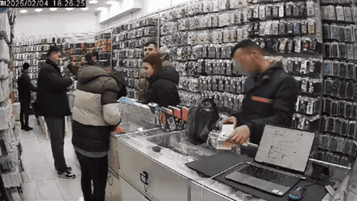İzmir‘in Konak ilçesi, Çankaya semtinde bulunan bir telefon dükkanında, sahte