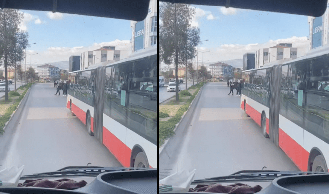 İzmir’in Bornova ilçesi Işıkkent’te, ESHOT otobüsünün uzun süre beklemesi nedeniyle