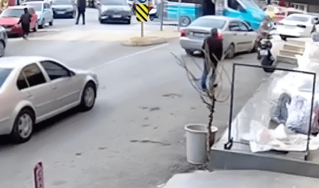 İzmir’in Buca ilçesinde, Yıkıkkemer Meydanı’nda park halindeki bir motorun aynası,