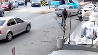 İzmir’in Buca ilçesinde, Yıkıkkemer Meydanı’nda park halindeki bir motorun aynası,