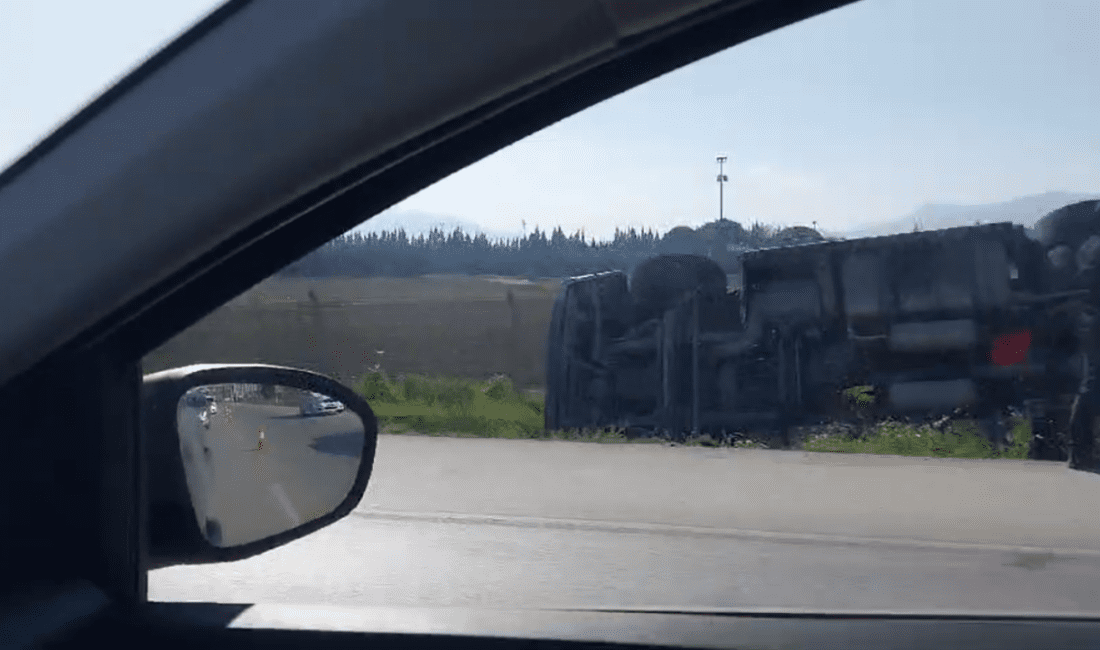 İzmir Torbalı’da tır şarampole devrildi İzmir Torbalı’da bugün sabah saatlerinde, Devlet Hastanesi yakınlarında bir tır