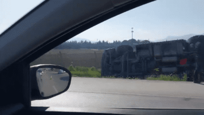 İzmir Torbalı’da bugün sabah saatlerinde, Devlet Hastanesi yakınlarında bir tır