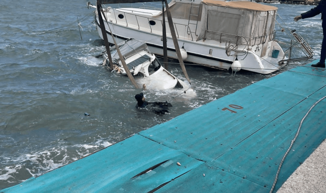 İzmir’in Urla ilçesinde olumsuz hava koşulları nedeniyle bir tekne battı.