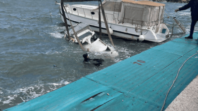 İzmir’in Urla ilçesinde olumsuz hava koşulları nedeniyle bir tekne battı.