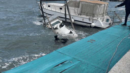 İzmir’in Urla ilçesinde olumsuz hava koşulları nedeniyle bir tekne battı.
