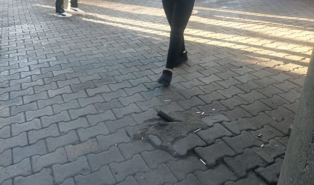 İzmir Metro Stadyum İstasyonu çıkışında, açıkta bırakılan elektrik kablosu büyük