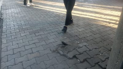 İzmir Metro Stadyum İstasyonu çıkışında, açıkta bırakılan elektrik kablosu büyük