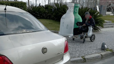 İzmir’in Karşıyaka ilçesinde bulunan Hiltown AVM yakınlarında bir aracın yanlış