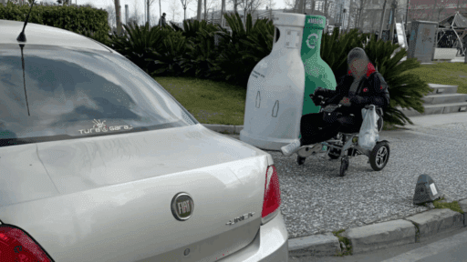 İzmir’in Karşıyaka ilçesinde bulunan Hiltown AVM yakınlarında bir aracın yanlış
