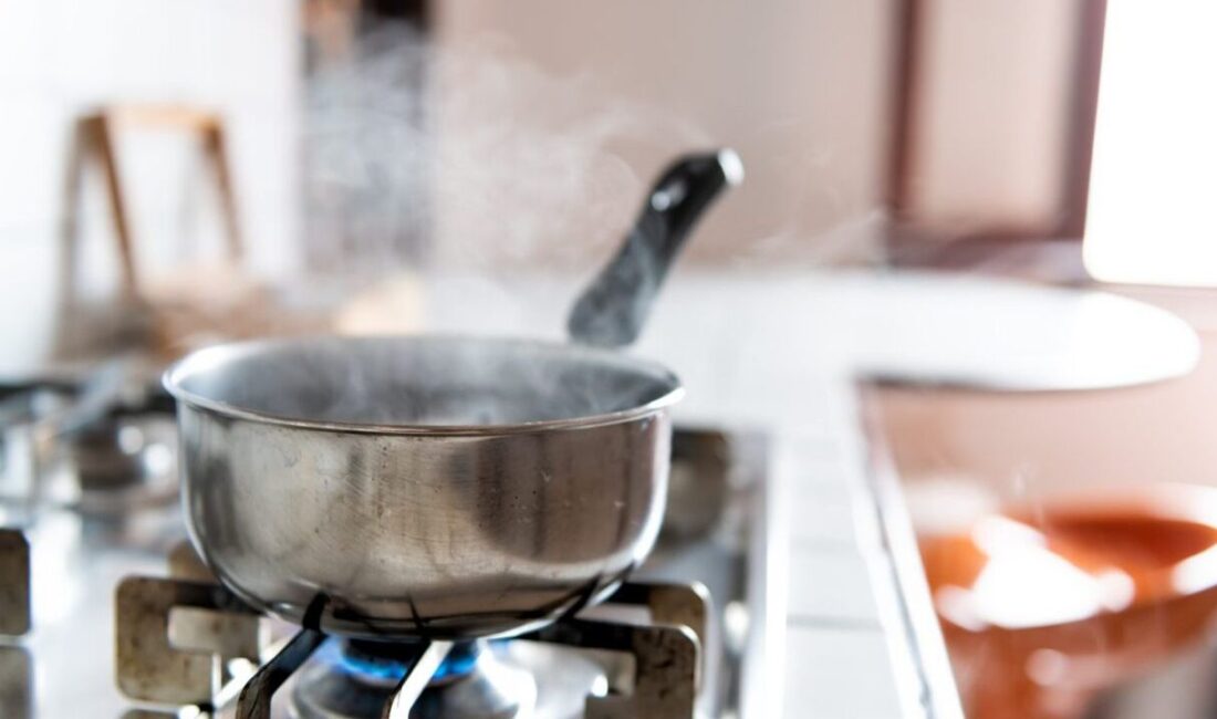 Yanmış yemek kokusu evde kalıcı bir kokuya dönüşebilir ve oldukça