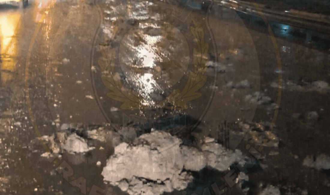 Yeşildere Caddesi’nde yol engeli İzmir’in Karabağlar ilçesi Yeşildere Caddesi’nde, Karabağlar istikametine doğru Gaziler Caddesi