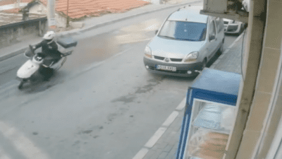 İzmir’in Konak ilçesindeki Ulubatlı Mahallesi’nde, bir su kaçağı nedeniyle akan