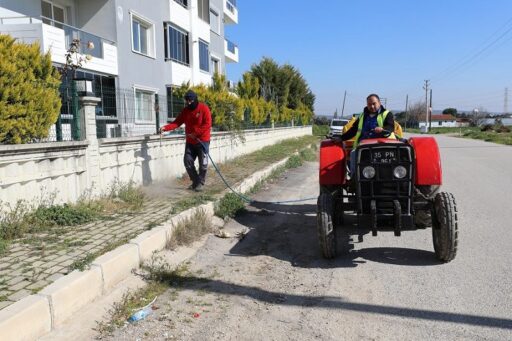 Menderes Belediyesi, baharın gelmesi ile artan yabancı otlara karşı ilaçlama