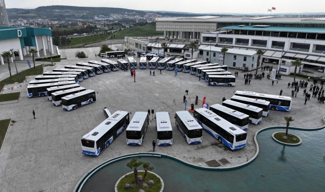 İzmir Büyükşehir Belediyesi, kentin toplu ulaşımını güçlendirecek 41 yeni otobüsü