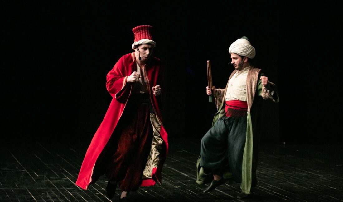 İzmir Şehir Tiyatroları’nın yeni oyunu Demokrasi Gemisi’nin prömiyeri yapıldı. Oyun