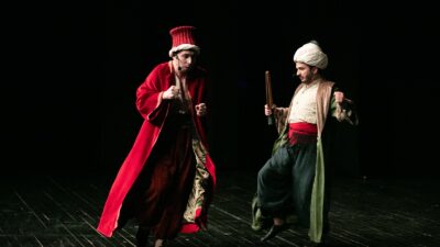 İzmir Şehir Tiyatroları’nın yeni oyunu Demokrasi Gemisi’nin prömiyeri yapıldı. Oyun
