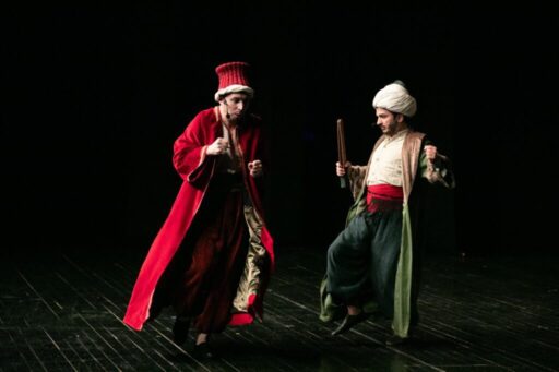 İzmir Şehir Tiyatroları’nın yeni oyunu Demokrasi Gemisi’nin prömiyeri yapıldı. Oyun