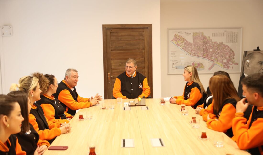 Güzelbahçe Belediye Başkanı Mustafa Günay, Güzelbahçe Belediyesi Gençlik Kulübü’nün gençleriyle