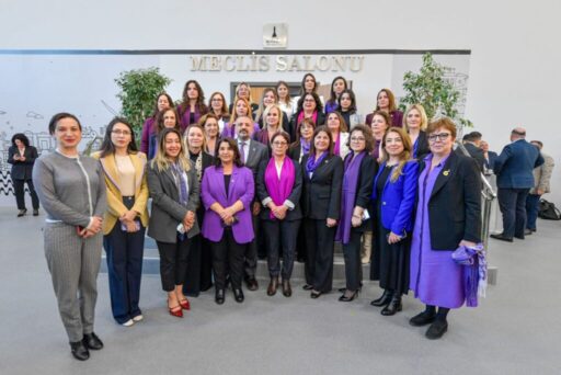 İzmir Büyükşehir Belediye Meclisi öncesinde CHP’li kadın meclis üyeleri tarafından