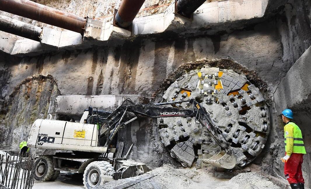 İzmir Büyükşehir Belediyesi’nin, kendi gücüyle yapımını sürdürdüğü Buca Metrosu’nun tünel