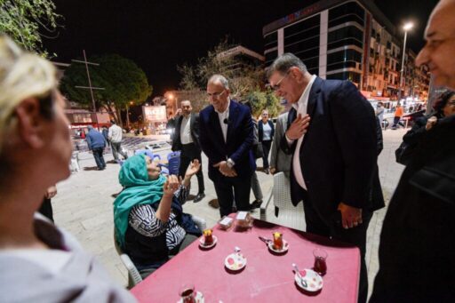 ​İzmir Büyükşehir Belediyesi’nin ramazan ayı boyunca 30 ilçede kurduğu iftar