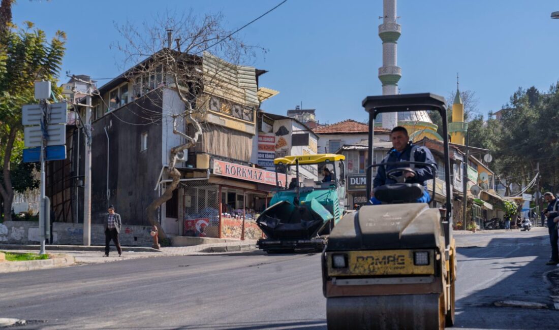 İzmir Büyükşehir Belediyesi’nin kent genelinde ana arterlerde başlattığı asfalt seferberliği