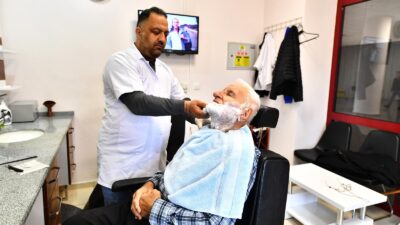 İzmir Büyükşehir Belediyesi’nin Türkiye’ye örnek kurumu Zübeyde Hanım Huzurevi, verdiği