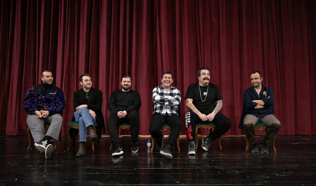 İzmir Şehir Tiyatroları gençlerle diyaloğunu ve gençlerin tiyatro sanatına ilgisini