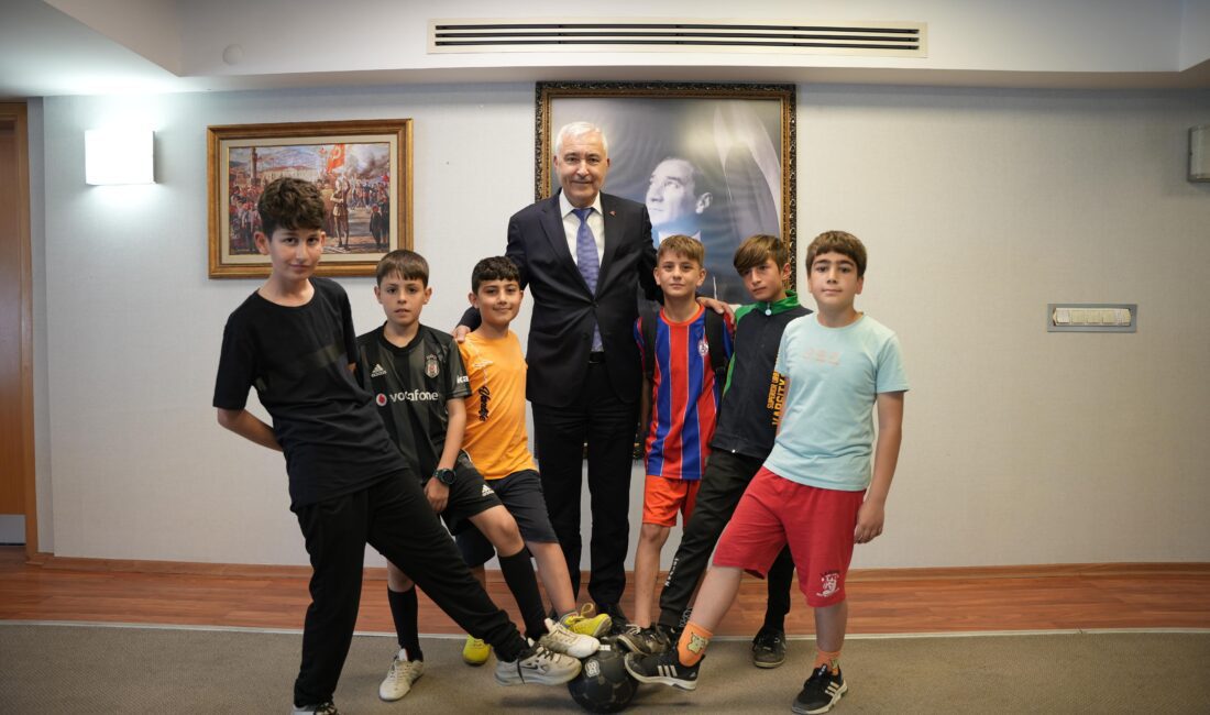 Kemalpaşa'da bulunan parklarda kapsamlı dönüşüm ve yenilemeler çalışmaları yapılıyor. İlçede