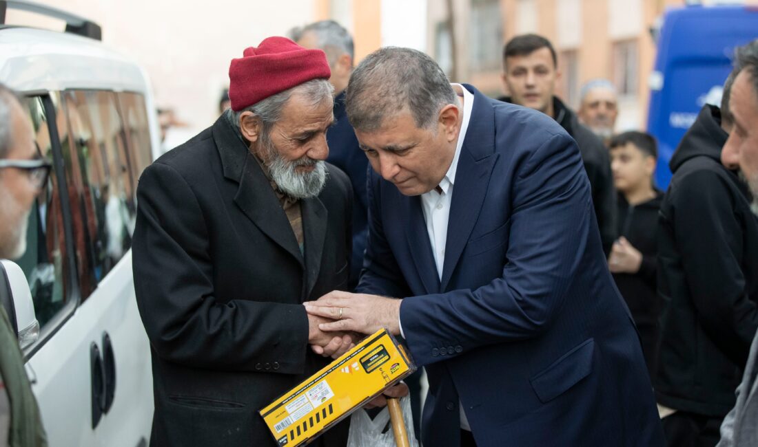 İzmir Büyükşehir Belediye Başkanı Dr. Cemil Tugay, bayram namazını Karabağlar
