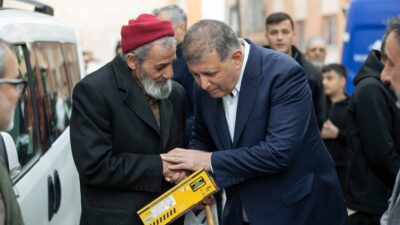 İzmir Büyükşehir Belediye Başkanı Dr. Cemil Tugay, bayram namazını Karabağlar