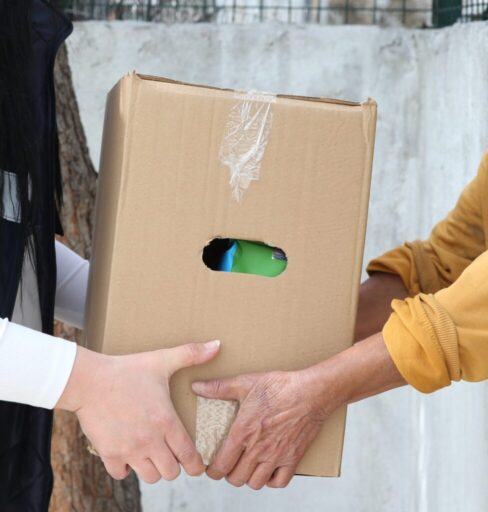 Çiğli Belediyesi, Ramazan ayında da ihtiyaç sahibi vatandaşları yalnız bırakmıyor.