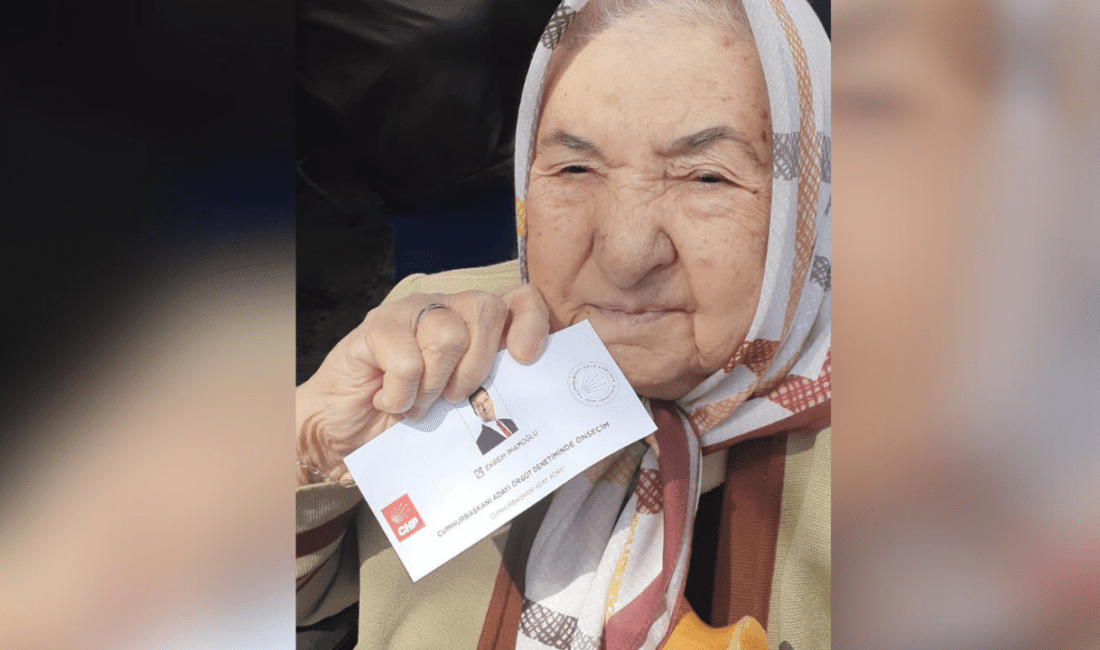 92 yaşında, sandık başında! Türkiye’nin demokratik sürecine katkıda bulunmak için sandığa giden Ayşe Teyze,