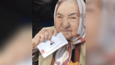 Türkiye’nin demokratik sürecine katkıda bulunmak için sandığa giden Ayşe Teyze,