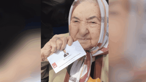 Türkiye’nin demokratik sürecine katkıda bulunmak için sandığa giden Ayşe Teyze,