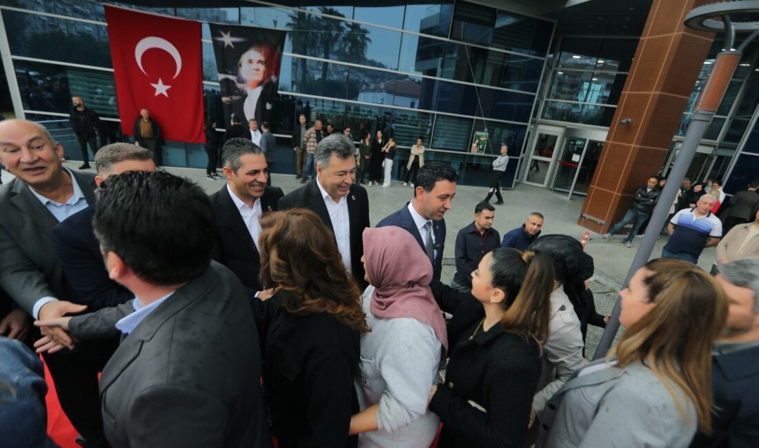 Bayraklı Belediye Başkanı İrfan Önal, Ramazan Bayramı dolayısıyla düzenlenen törende