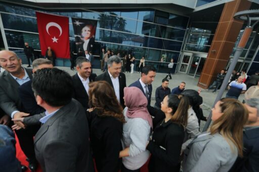 Bayraklı Belediye Başkanı İrfan Önal, Ramazan Bayramı dolayısıyla düzenlenen törende