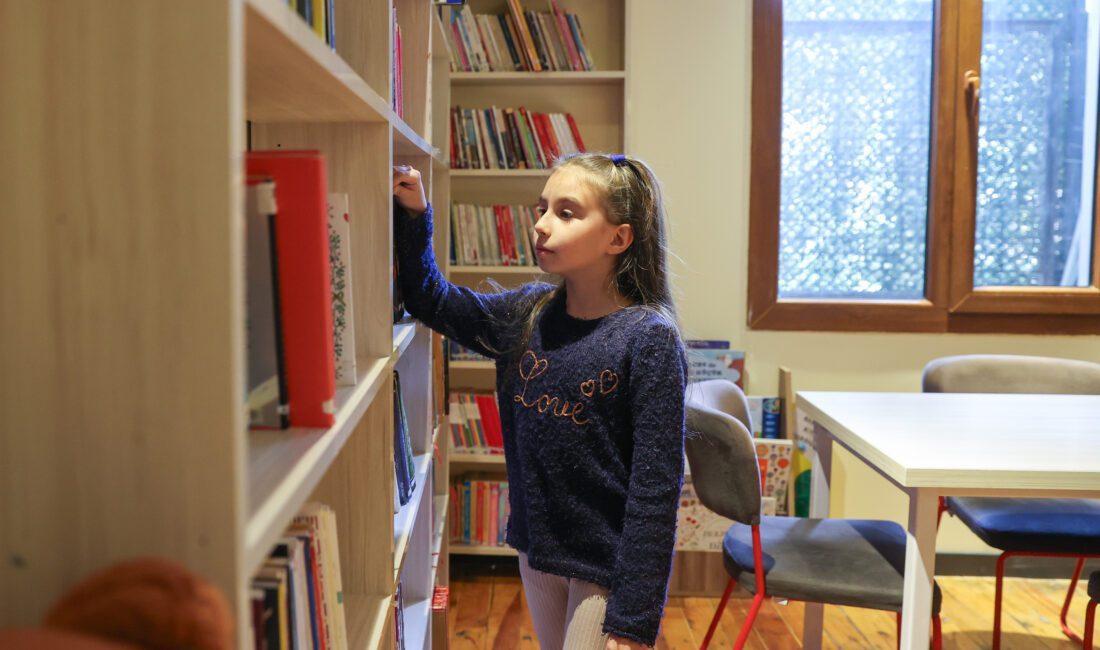 Buca Belediyesi’nin Cumhuriyet’in 101. yılında ilçeye kazandırdığı “Cumhuriyet Kütüphanesi” öğrencilerin