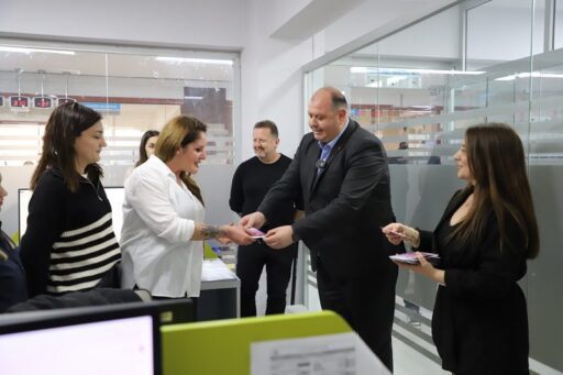 Başkan İlkay Çiçek, belediyede ki kadın personelleri unutmadı.