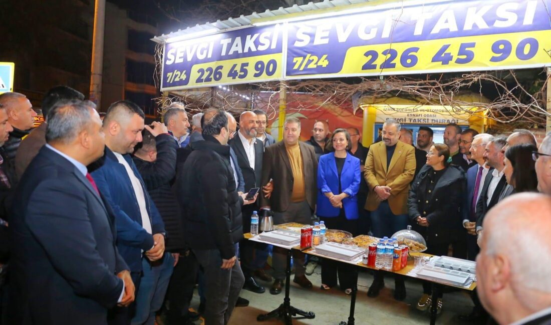 Karabağlar Belediye Başkanı Helil Kınay, ilçedeki taksicilerle sahurda bir araya